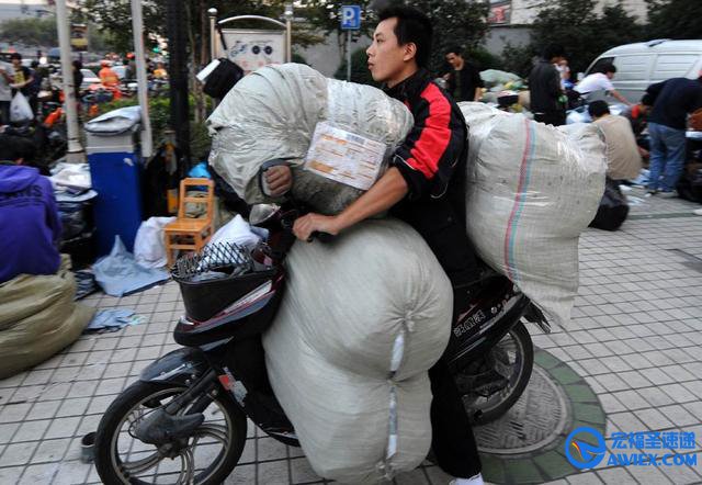 快递哥：月入过万是传说 每天早7时跑到晚9时